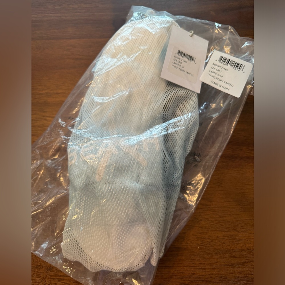 Barefoot Dreams Towel Terry Sandal in Sea Salt NWT - Picture 5 of 9